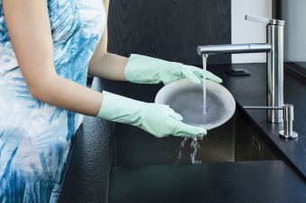 Chroń dłonie podczas zmywania – rękawice Vileda Extra Sensation