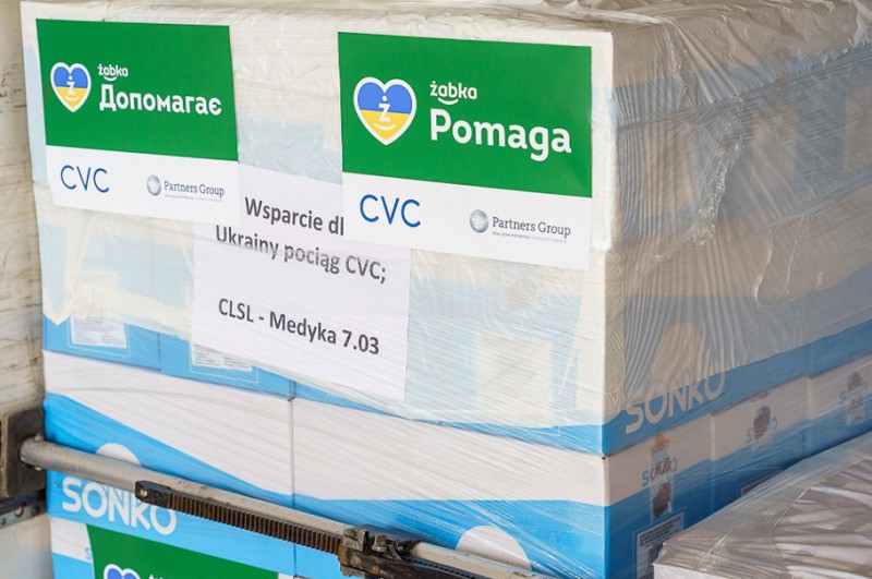Pociąg z pomocą humanitarną dla Ukrainy od Żabki, CVC Capital Partners oraz Partners Group