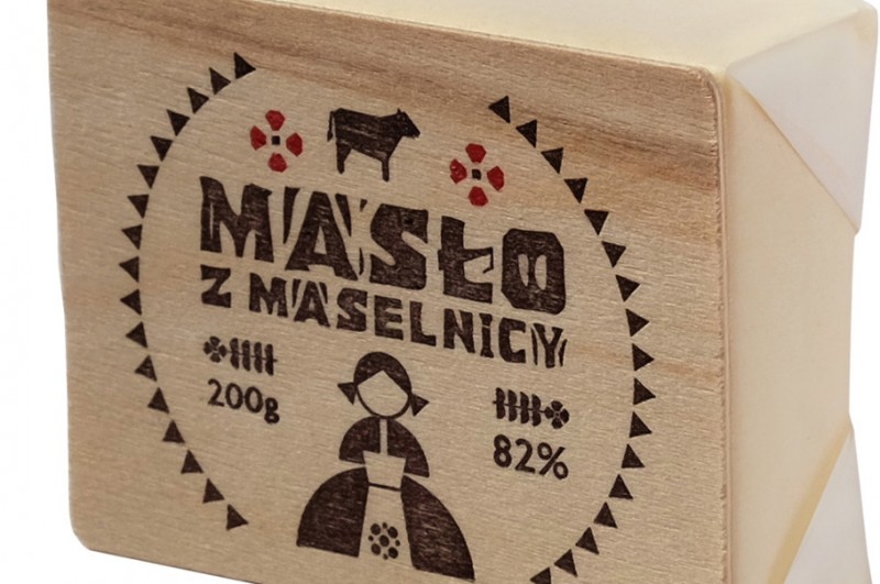 Kostka masła z drewnianą deseczką