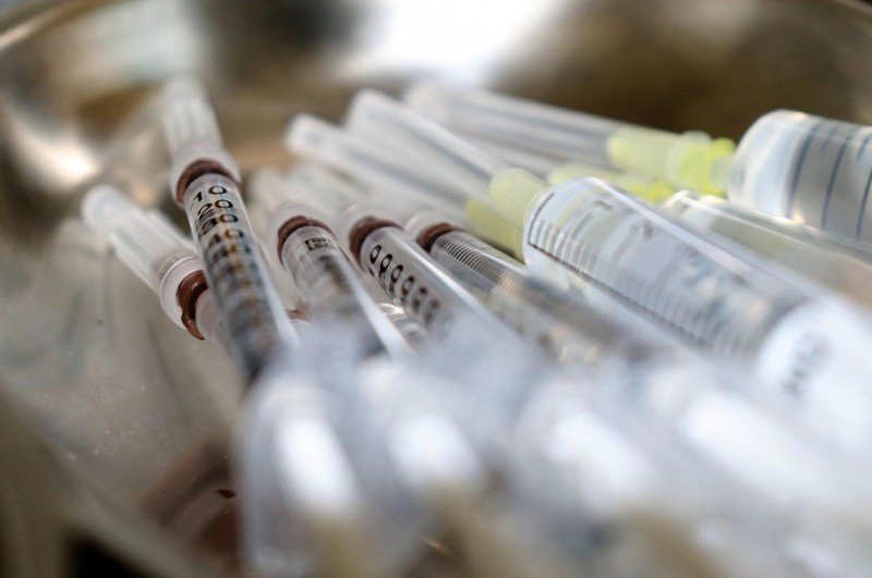 Od dziś osoby w wieku 60+ i z obniżoną odpornością mogą się szczepić kolejną dawką przeciw COVID-19