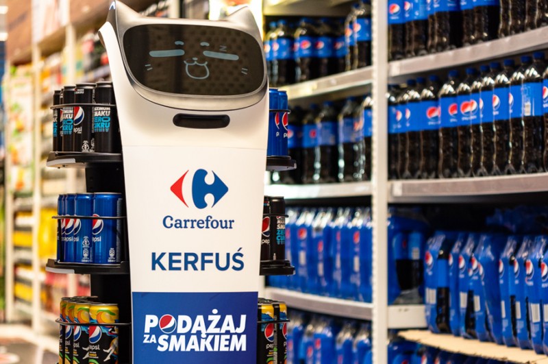 Napoje Pepsi i chipsy Lay’s sprzedawane przez interaktywne eRoboty w sklepach Carrefour