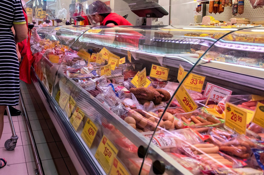 Polacy najczęściej kupują mięso w dyskontach lub w małych sklepach na osiedlu
