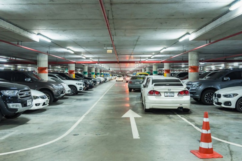 Prawie 1 mln zł kar UOKiK dla operatora parkingów przy obiektach handlowych