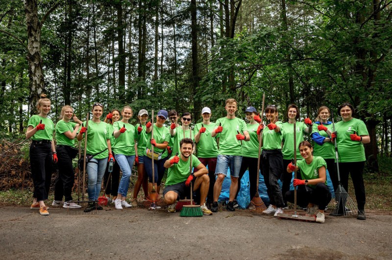 Dzięki wolontariuszom z Żabki park przy Szpitalu Wojewódzkim w Poznaniu odzyskał dawny urok