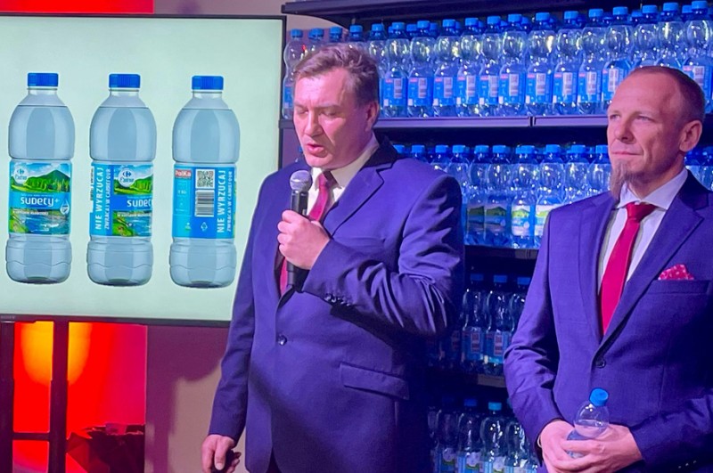 Carrefour z pierwszą butelką w Polsce spełniającą wymogi i wyznaczającą trendy w nowym systemie kaucyjnym