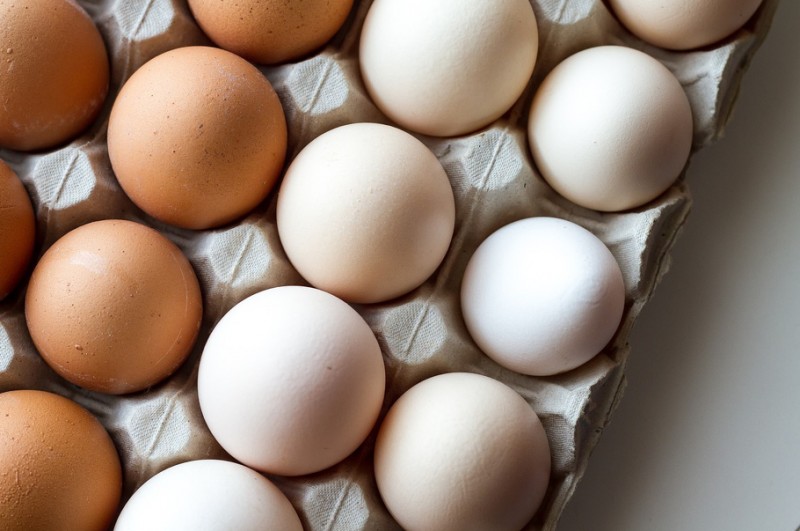 Sieci handlowe i producenci żywności wycofują jaja z chowu klatkowego
