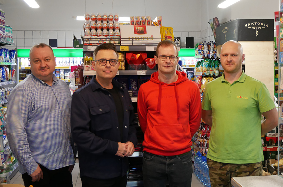 Od lewej: Mariusz Wijatkowski (właściciel sklepu), dr Marek Borowiński (Shop Doctor), Grzegorz Glibowski (właściciel sklepu),  Jarosław Dołowy (kierownik sklepu)
