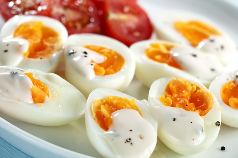 Polacy jedzą coraz mniej jaj. Częściej sięgają po te z chowu alternatywnego, za które są skłonni zapłacić więcej