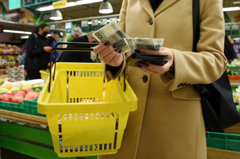 Polacy odetchnęli od inflacji. W tym roku mniej osób chce oszczędzać na świątecznych zakupach