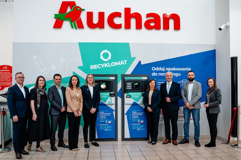Innowacyjny projekt Auchan, REMONDIS i Tetra Pak udowadnia, że opakowania kartonowe mogą być przyjmowane w recyklomatach 