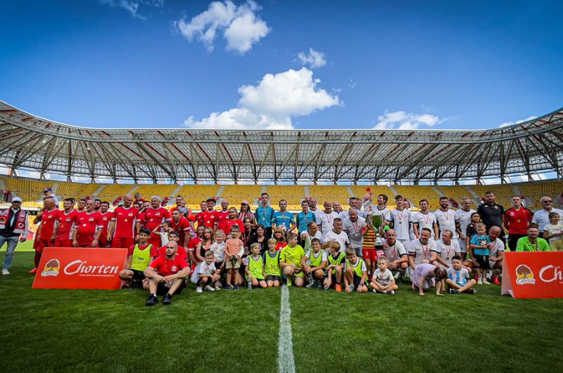 Puchar, sportowe emocje i pomoc na stadionie mistrza. IV Mecz Charytatywny Grupy Chorten