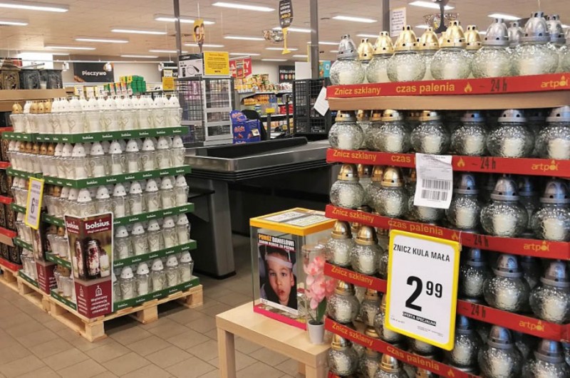 Znicze zdrożały, ale nie w dyskontach i hipermarketach