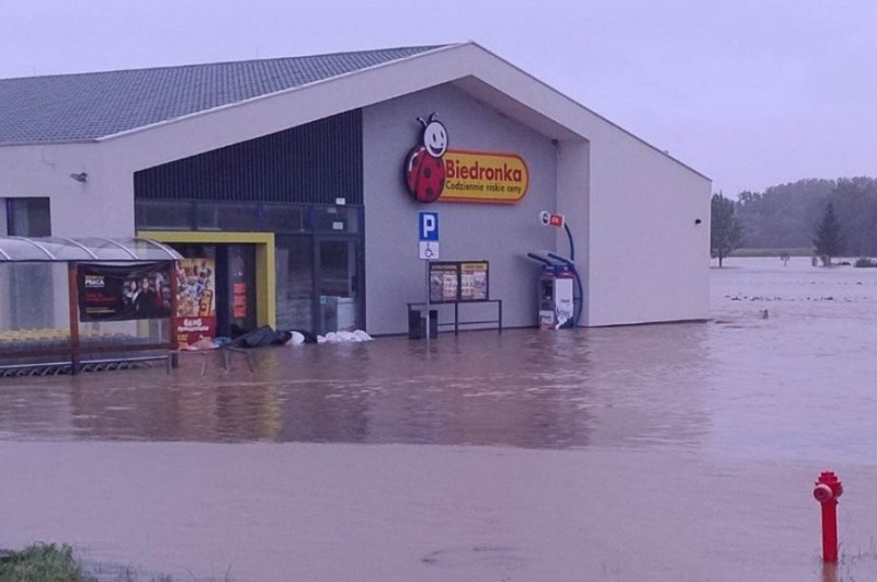 Biedronka otwiera się po powodzi