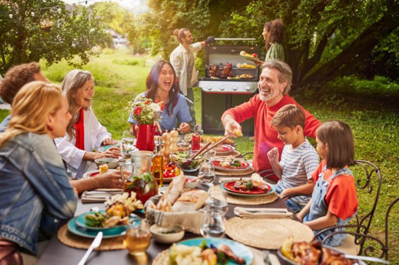 Kiełbasa królową grilla! Raport „Grillowe zwyczaje Polaków” 2025 na majówkę 