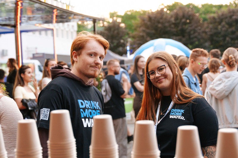 Kampania „Drink More Water” promuje odpowiedzialne podejście do zabawy