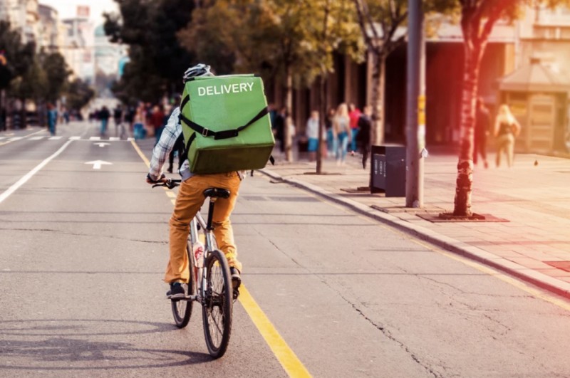 Jak wygląda sezon letni w branży food delivery?
