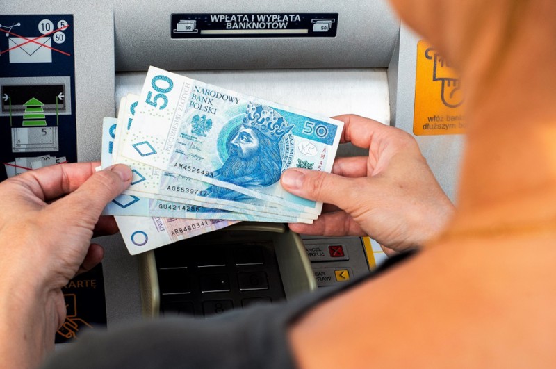 Nowe oszustwo na rynku. Przestępcy namawiają do składania „reklamacji” w bankach