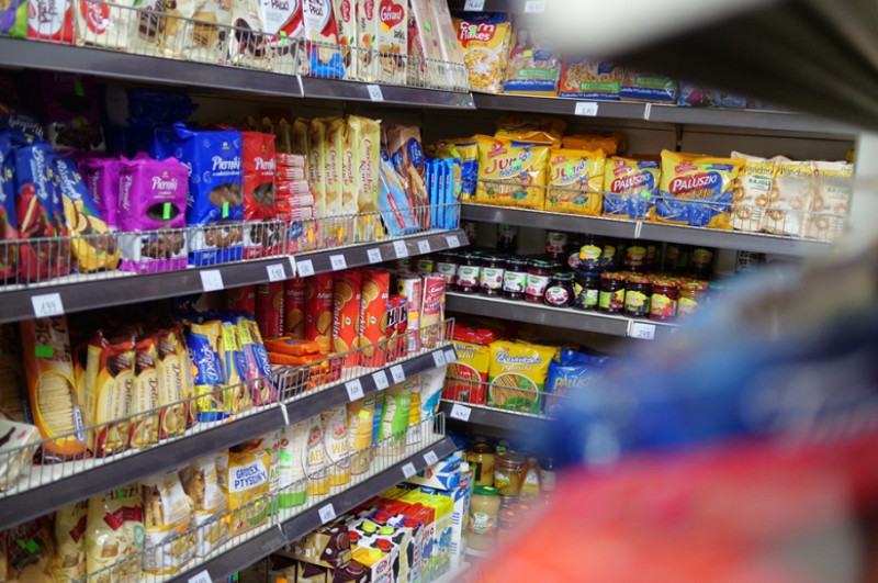 Ceny na sklepowych półkach lekko hamują, ale wciąż jest drogo