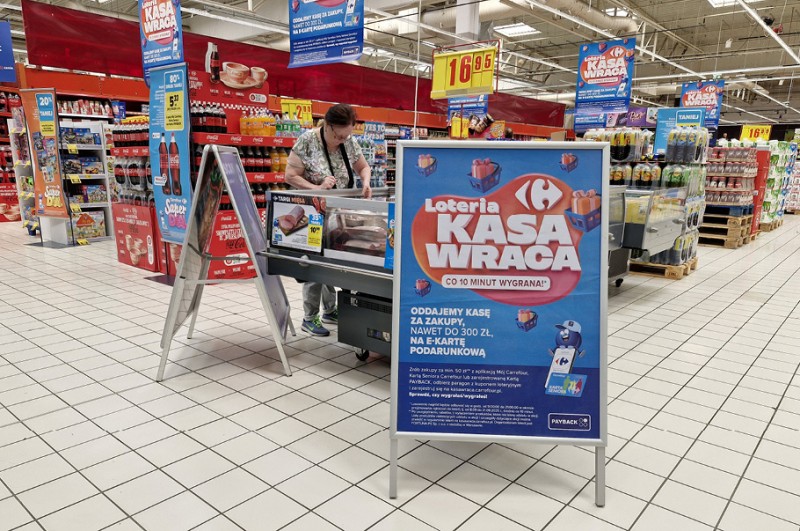 Carrefour oddaje klientom pieniądze za zakupy