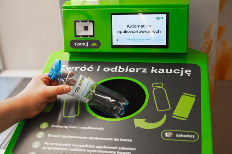 Żabka przyjmuje opakowania kaucyjne i niekaucyjne: za zwrócone butelki PET i puszki klienci otrzymają teraz 50 żappsów