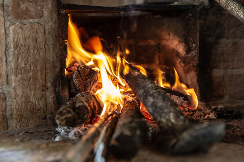 Kolacja przy kominku – co rozgrzewa zimą?