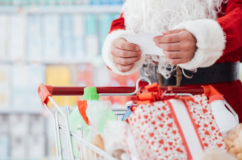 Polacy zapłacą więcej za świąteczną żywność, ale ograniczą prezenty