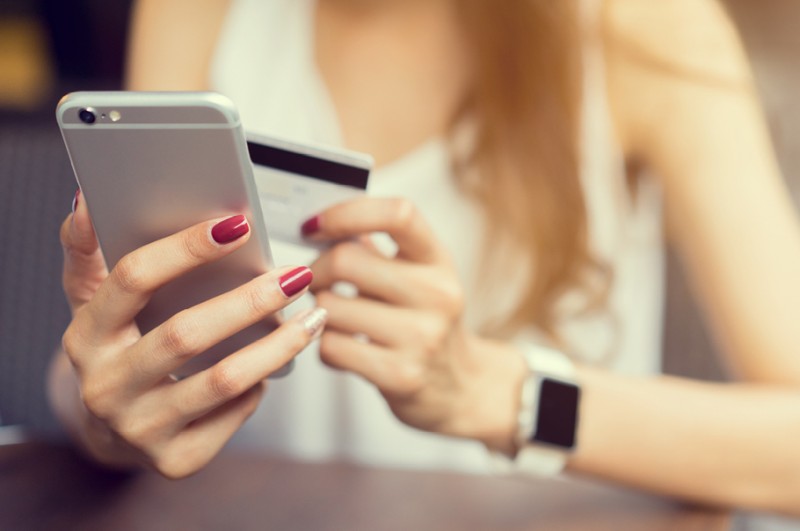 77% dorosłych Polaków  kupuje w internecie co najmniej raz w miesiącu