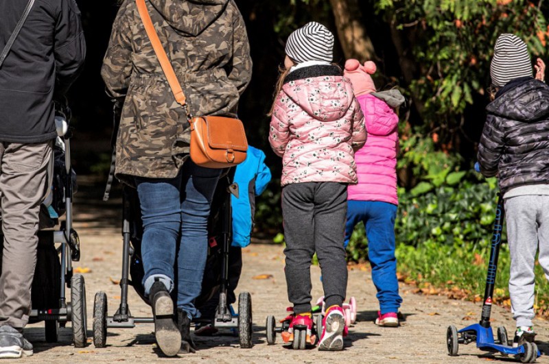Polska wypłaca obcokrajowcom coraz mniej pieniędzy z programu 800 plus 