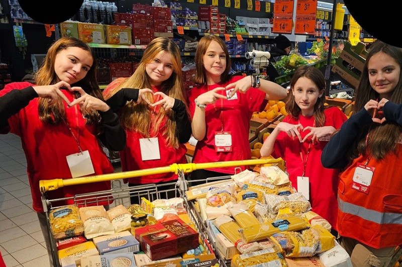 Biedronka pomaga zapełnić wielkanocne stoły