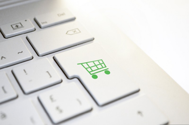 E-commerce to już standard. Aż 70% dorosłych Polaków kupuje w sieci