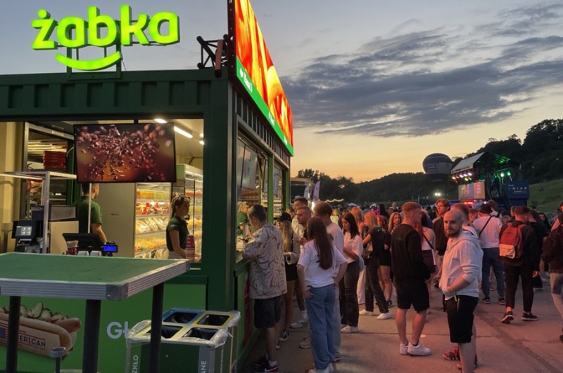 Żabka rozwija mobilne strefy na letnich festiwalach
