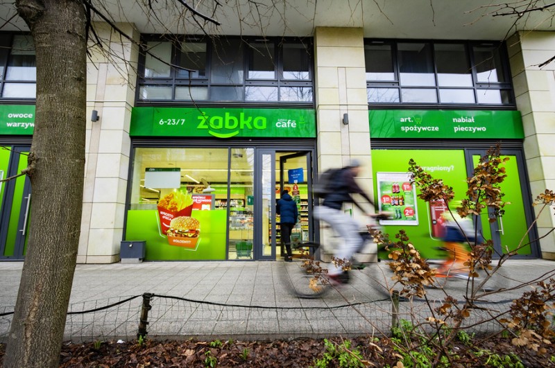 Alimentation Couche-Tard przejmuje kontrolę nad Grupą Żabka za 32,6 mld zł