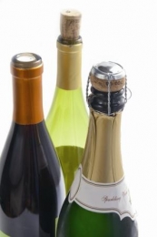 Polacy szukają oszczędności w nielegalnym alkoholu 