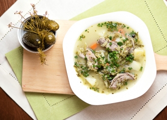 Naturalna zupa ogórkowa